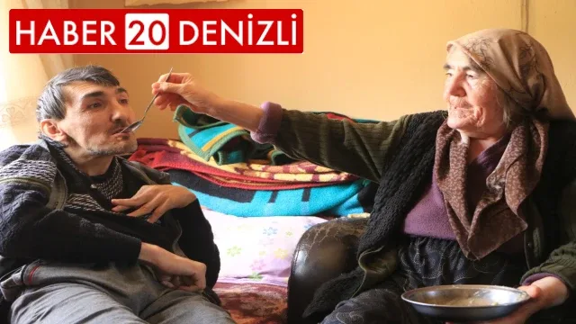 43 yaşındaki bedensel ve zihinsel engelli oğluna bebek gibi bakıyor