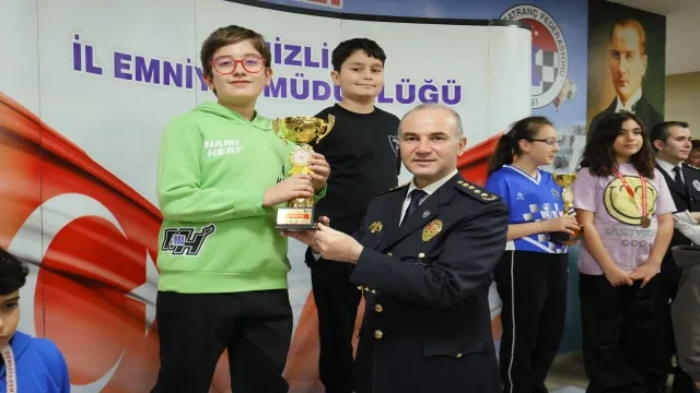 Satrançta küçük ellerden büyük hamleler