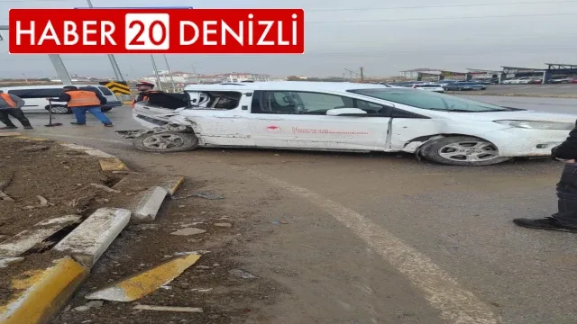 Kavşakta hafif ticari araçla çarpışan tır orta refüje çıktı