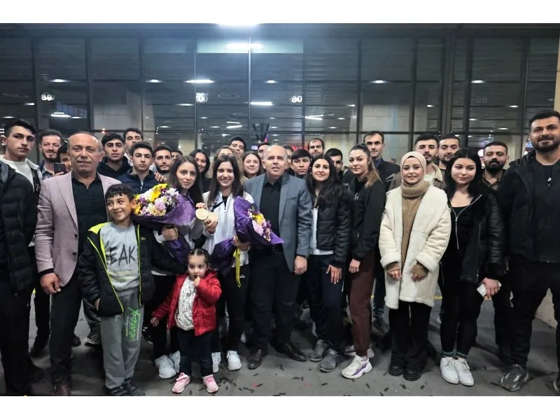Denizli'nin şampiyon kızlarına görkemli karşılama