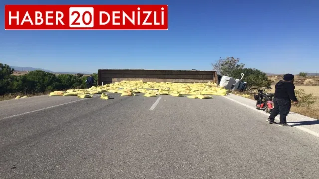 Devrilen gübre yüklü tır yolu trafiğe kapattı