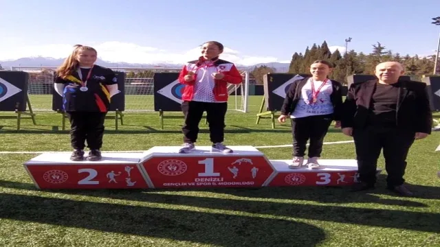 Denizli’de oklar hedefi buldu
