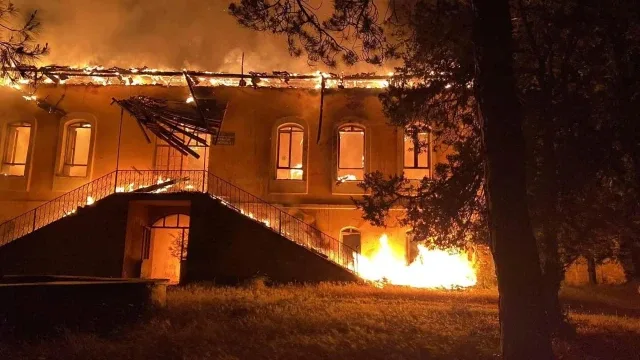Denizli'de Cumhuriyet'in ilk yıllarından kalma ilkokul kül oldu