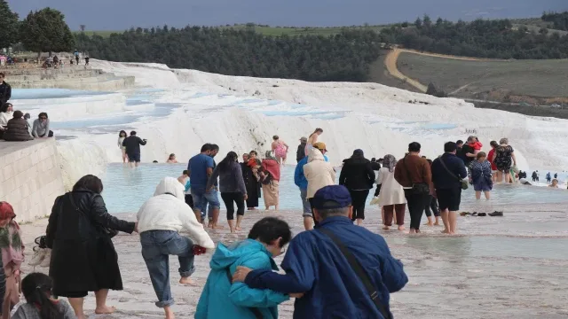 Beyaz Cennet Pamukkale’de bayram yoğunluğu devam ediyor