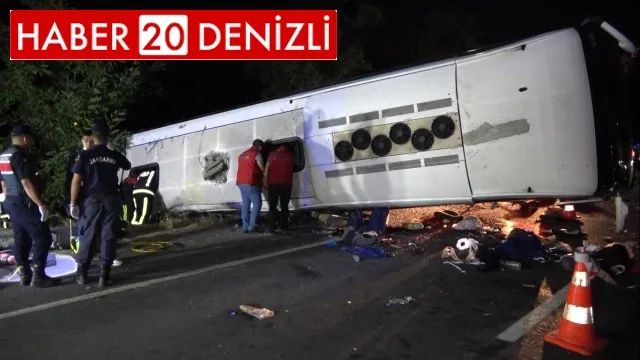 Bariyerleri yıkıp karşı şeride geçen tır otobüse çarptı: 6 ölü, 43 yaralı