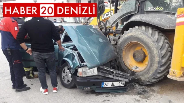 Kepçe ile çarpışan otomobil hurdaya döndü: 2 yaralı