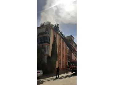 Yanan binada mahsur kalanları itfaiye kurtardı