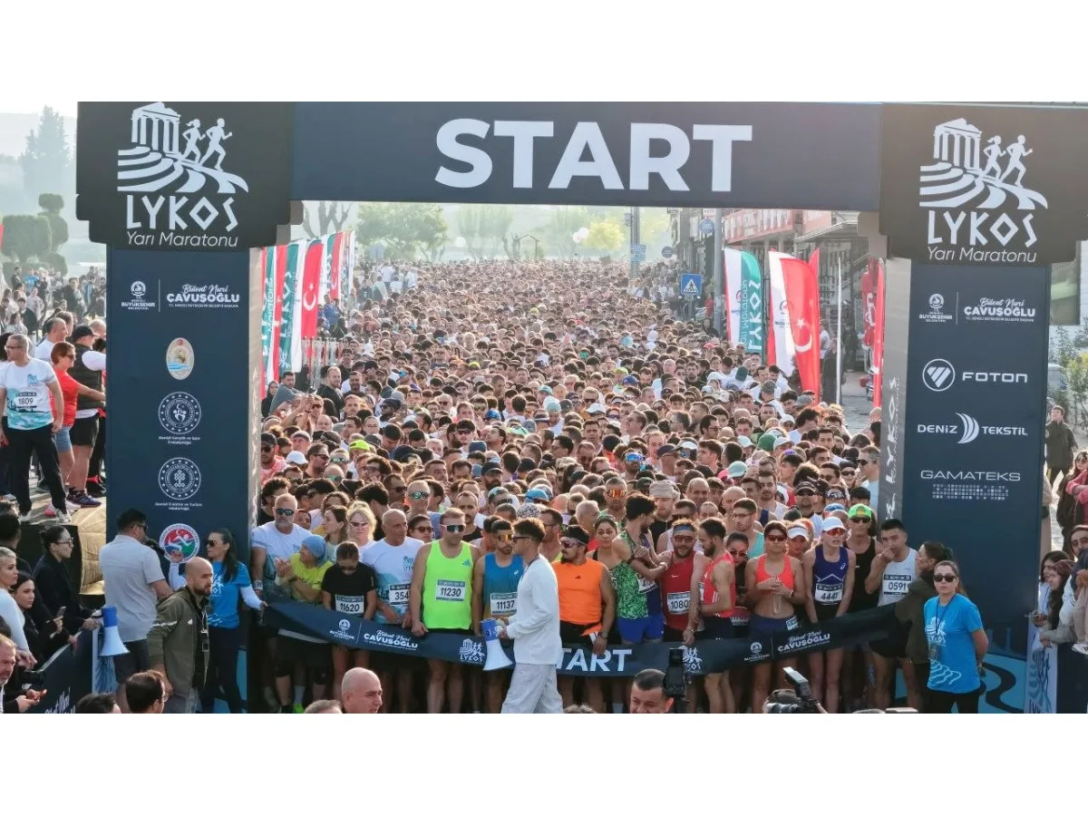 Start takı altında toplanan çok sayıda katılımcı