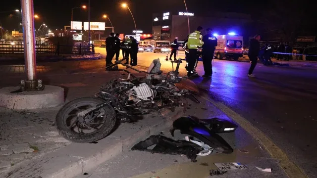 Otomobilin Çarpması Sonucu Metrelerce Savrulan Genç Motokurye Hayatını Kaybetti