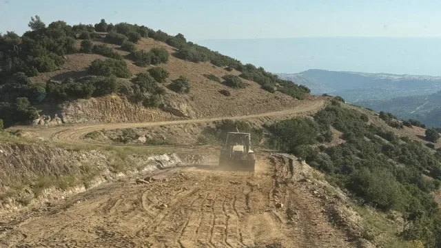 Babadağ Belediyesi, yağış nedeniyle tahrip olan yolların bakım ve onarımı için çalışmalarını sürdürüyor