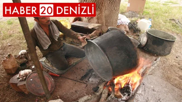 Babasından öğrendiği kalaycılık mesleğini köy köy gezerek yaşatıyor