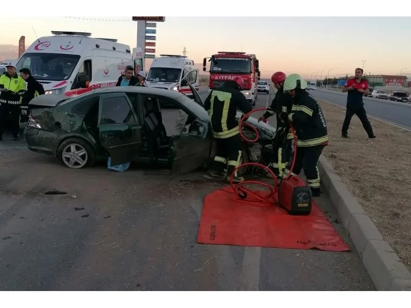 Lastiği patlayan otomobil karşı şeride geçip dehşet saçtı: 1 bebek öldü, 3'ü çocuk 9 kişi yaralandı
