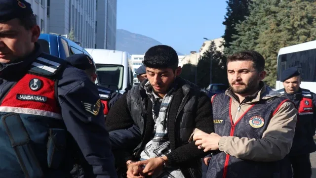Anne-babasını Darp Eden Adamı Öldürmek için 8 Yıl Plan Yaptı, 3 Saniyelik Görüntüden Yakalandı