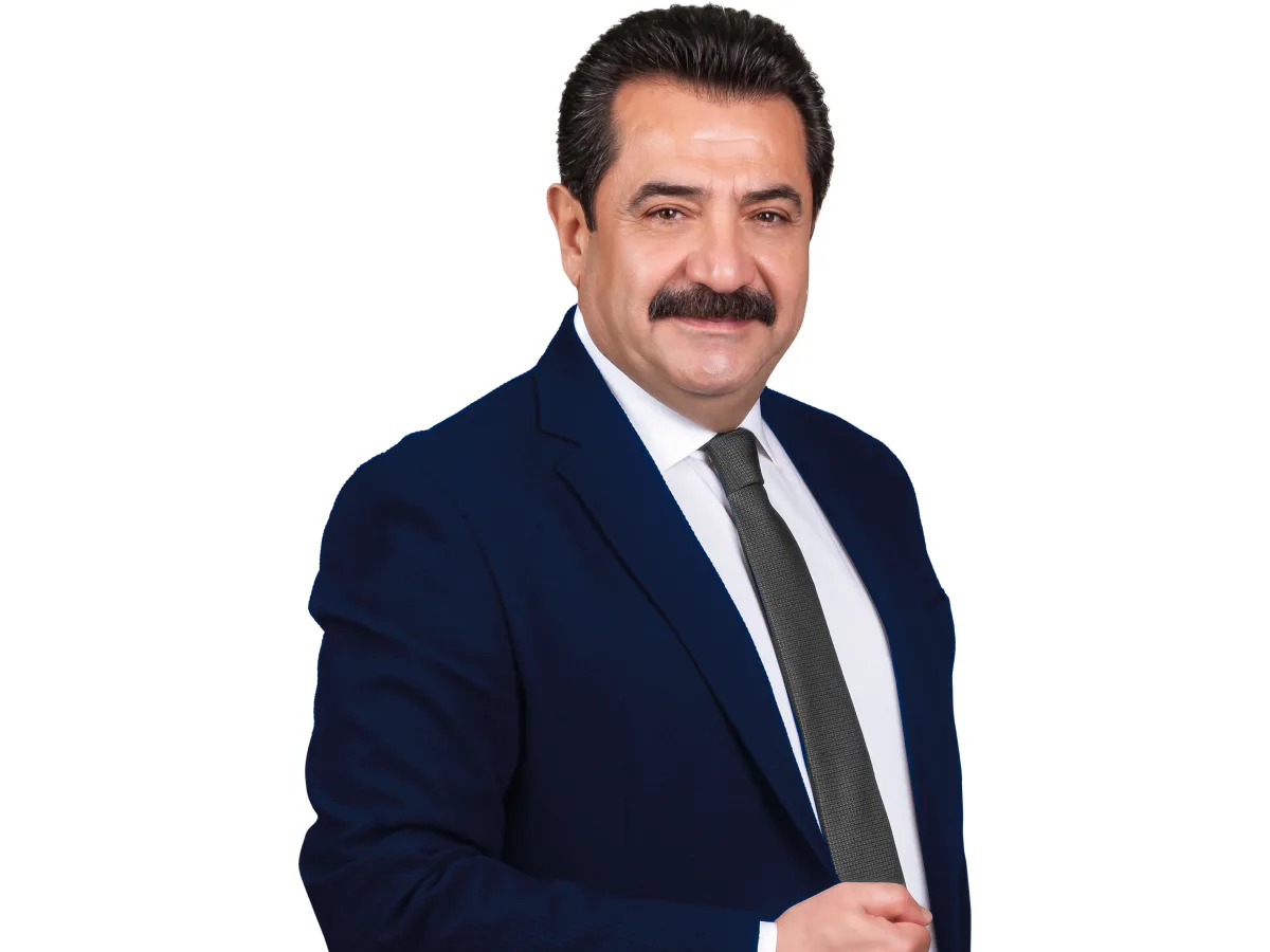 Takım elbiseli ve kravatlı bir erkeğin portre fotoğrafı.