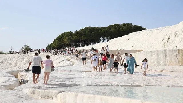 Pamukkale 53 bini aşan ziyaretçi sayısıyla bayramın en çok ziyaret edilen 2. merkezi oldu