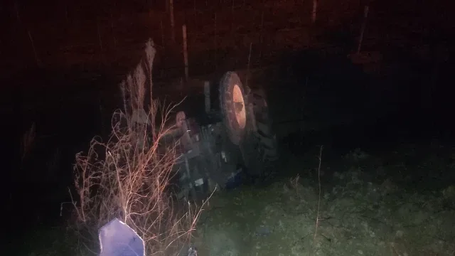 Otomobilin traktöre arkadan çarptığı kazada 2 kişi yaralandı
