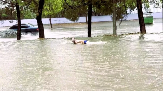 Göle dönen bulvarda yüzen antrenör, Denizli'nin 10 dakikada çöken alt yapısına tepki gösterdi