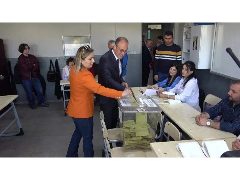 Denizli'de siyasiler oylarını kullandı