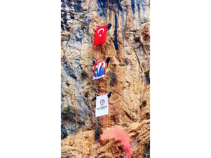 Acıpayam Kanyonunda dev Türk bayrağı dalgalandırıldı