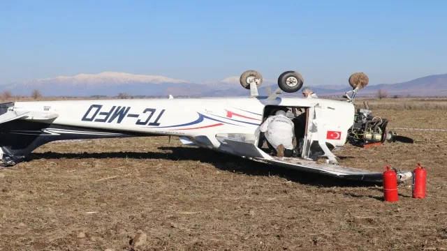 Zorunlu İniş Yapan Eğitim Uçağı Tarlaya Ters Olarak Çakıldı