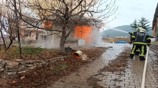 Alevlerin Sardığı Tek Katlı İşyeri Kullanılamaz Hale Geldi