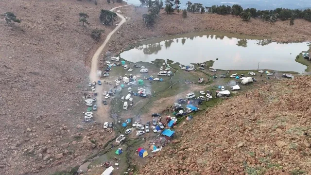 Yörükler 7 asırlık göç geleneğini Sanrıdas Dağı'nın 2 bin 300 rakımlı zirvesinde yaşattı