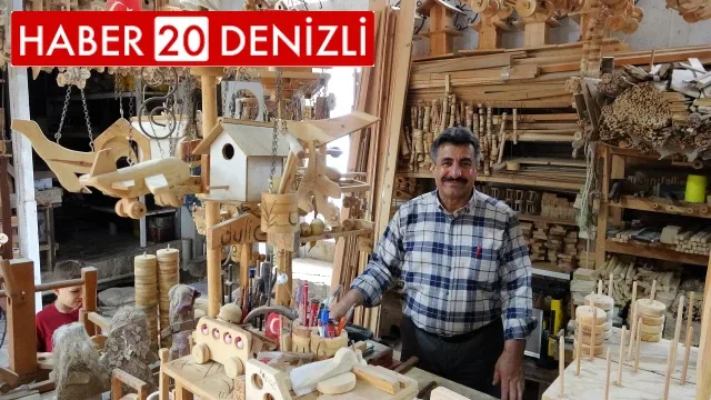Yaptığı oyuncaklarla çocukların yüzünü güldürüyor