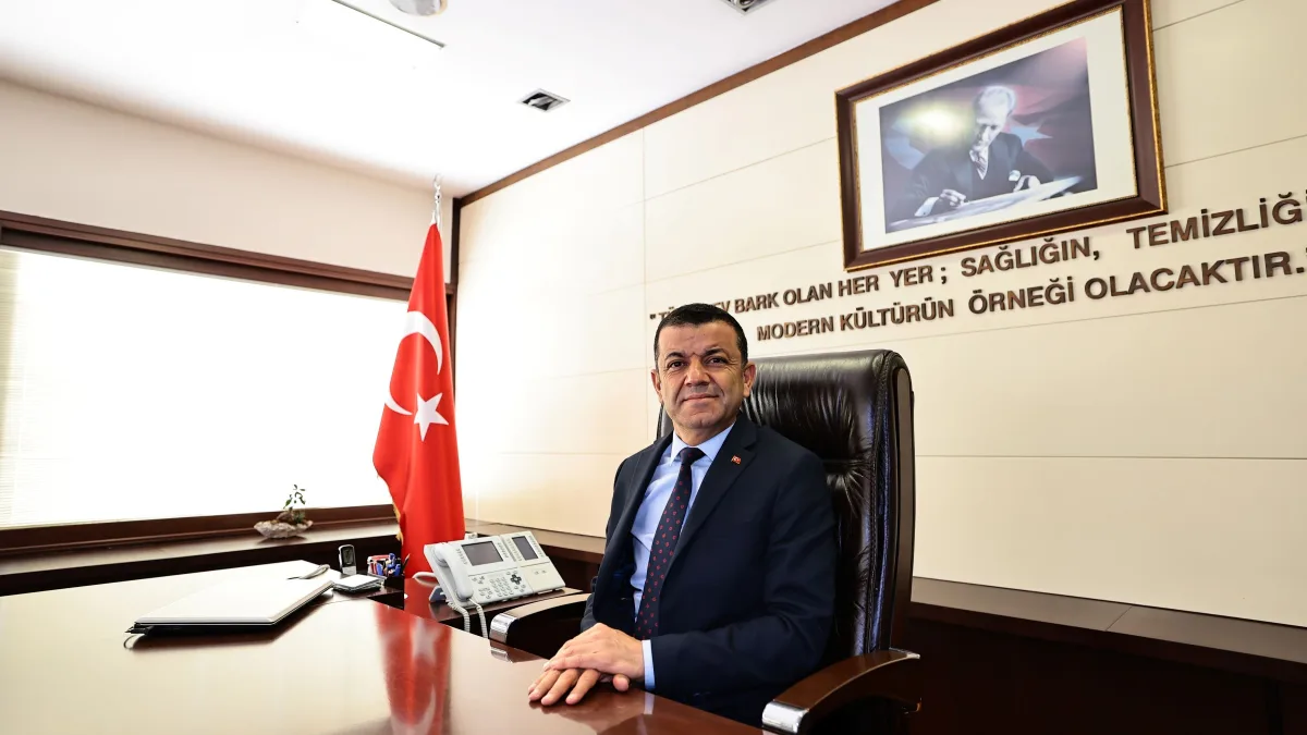 Denizli Buyuksehir Belediye Baskani Cavusoglu makam odasinda masa basinda oturuyor