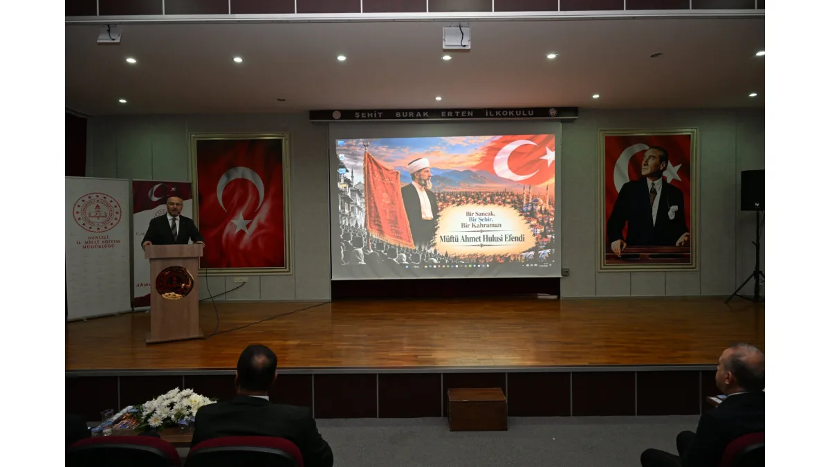 Bir Sancak, Bir Şehir, Bir Kahraman Müftü Ahmet Hulusi Efendi Projesinin tanıtım toplantısında bir kişi kürsüde konuşuyor.