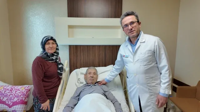 İki Bacağındaki Damar Tıkanıklığından Ameliyatsız Anjiyoplasti Yöntemiyle Kurtuldu