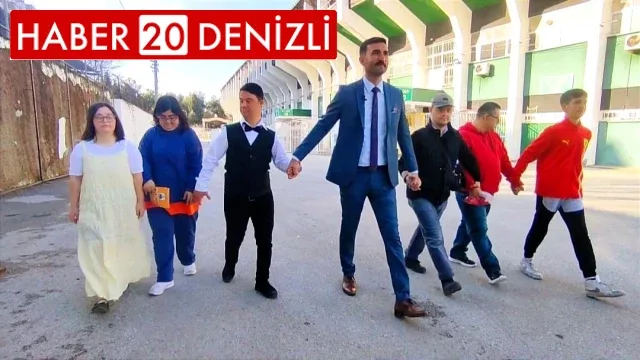 Sıra dışı muhtar adayı down sendromlu çocuklarla birlikte oy istedi