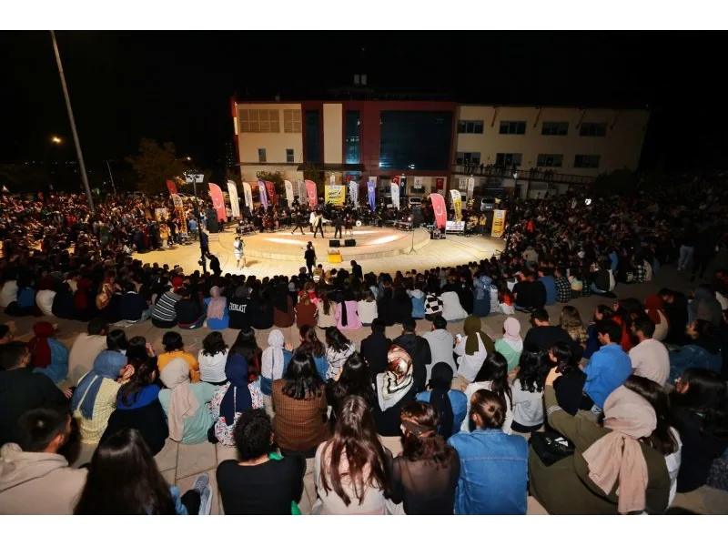 Büyükşehir’den PAÜ’de 90’lar Konseri