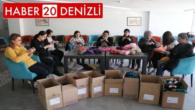 Sarayköylü kadınlar depremzedeler için bağışlanan yün iplikleri kışlık giysilere dönüştürüyor