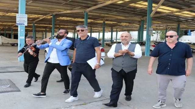Böyle tepki görülmedi, mahkeme kararını davul zurnayla belediyeye teslim etti