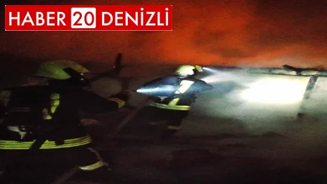 Alevlere teslim olan çatı korku dolu anlar yaşattı
