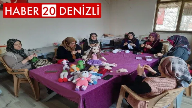 Gönüllü kursiyerler depremzede çocuklar için oyuncak yapıyor