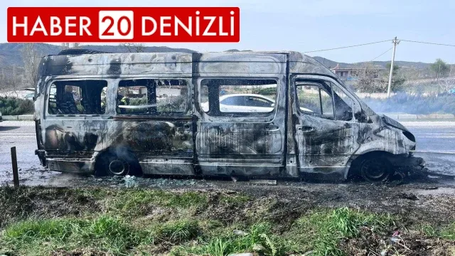 Seyir halindeki minibüsten geriye metal yığını kaldı
