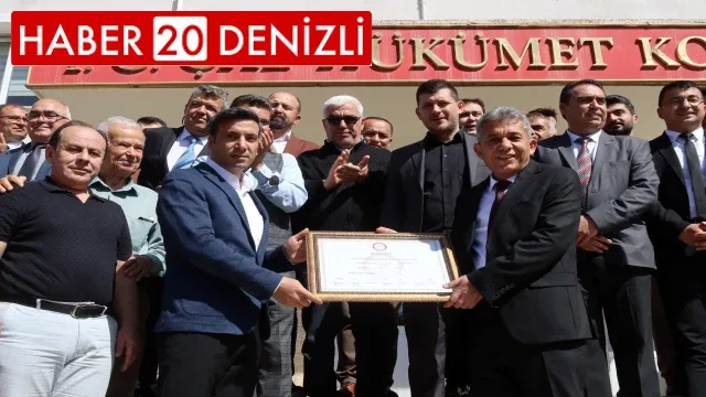 Çal Belediye Başkanı Ahmet Hakan mazbatasını alarak görevine başladı