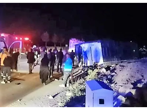 Yolcu otobüsü hafriyat kamyonuyla çarpıştı; 2'si ağır 12 yaralı