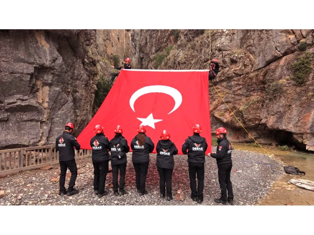 Acıpayam Kanyonunda dev Türk bayrağı dalgalandırıldı