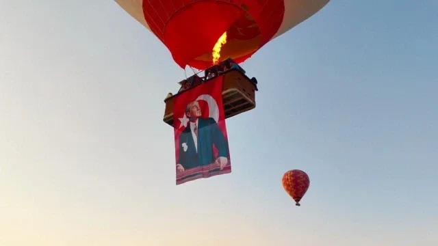 Şehit aileleri Zafer Bayramı coşkusunu Türk bayraklarıyla gökyüzünde yaşadı