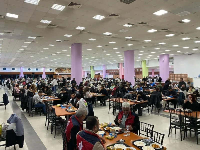 Aydın Vakıflar Bölge Müdürlüğünün öncülüğünde Aydın, Denizli ve Muğla illerinde toplamda Ramazan ayı boyunca hergün 6.000 kişilik iftar programları yapılmaya devam ediyor.