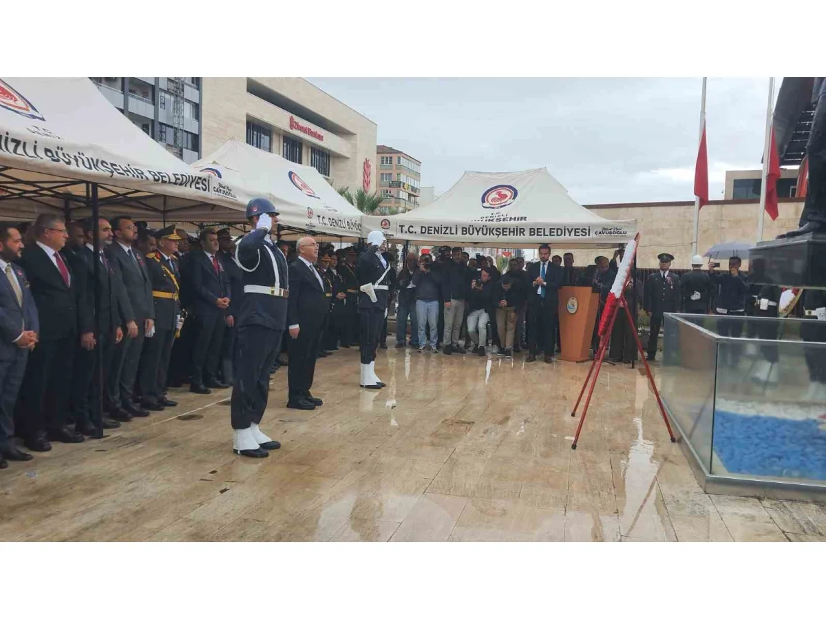 Denizli’de Cumhuriyet Bayramı kutlamaları çelenk töreniyle başladı