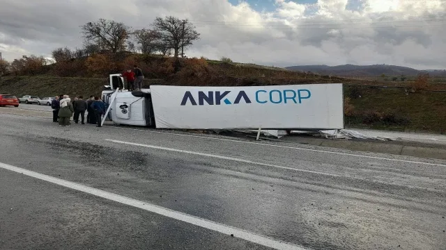 Tır Kayganlaşan Yolda Devrildi; 1 Yaralı