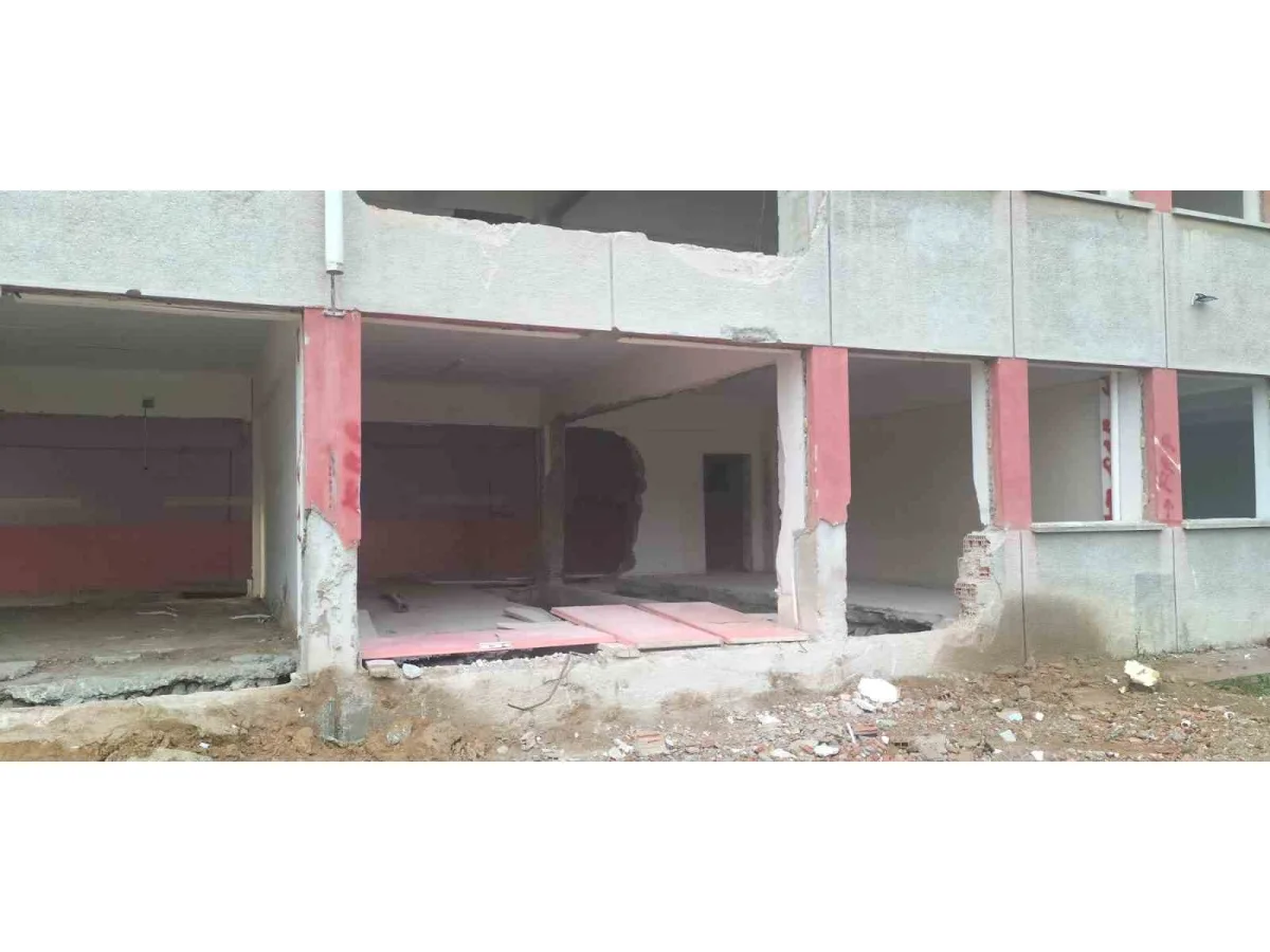 Çivril’de 44 yıllık okulda güçlendirme çalışmaları başladı