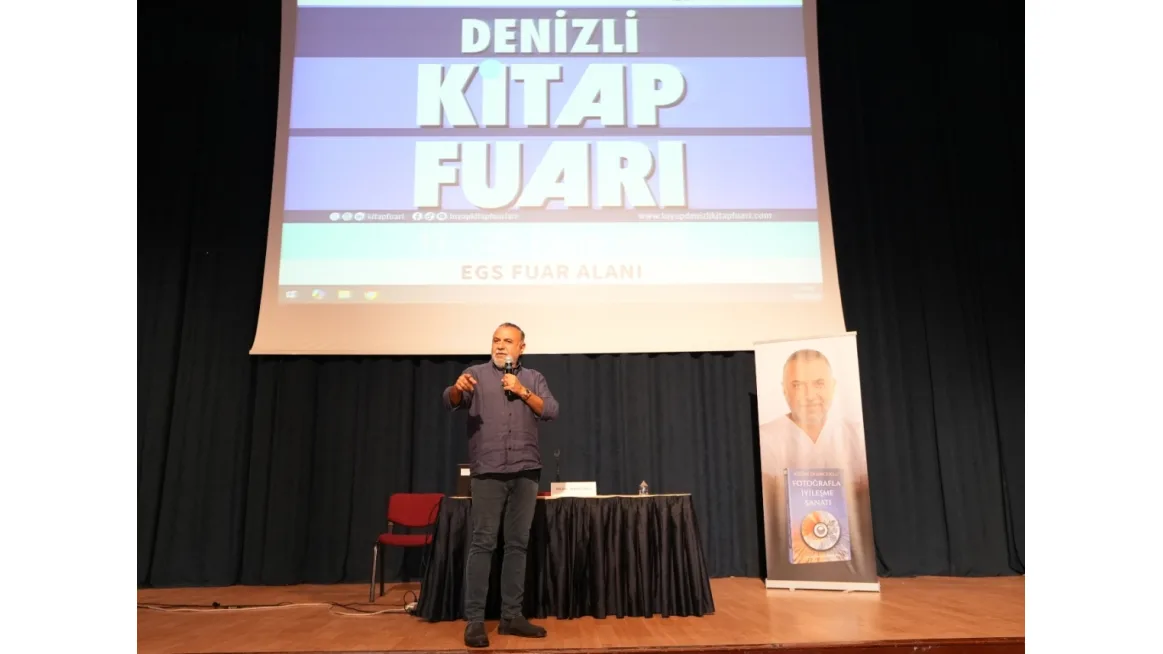 Denizli Kitap Fuarı etkinlik alanında sahneye çıkıp konuşma yapan erkek yazar.