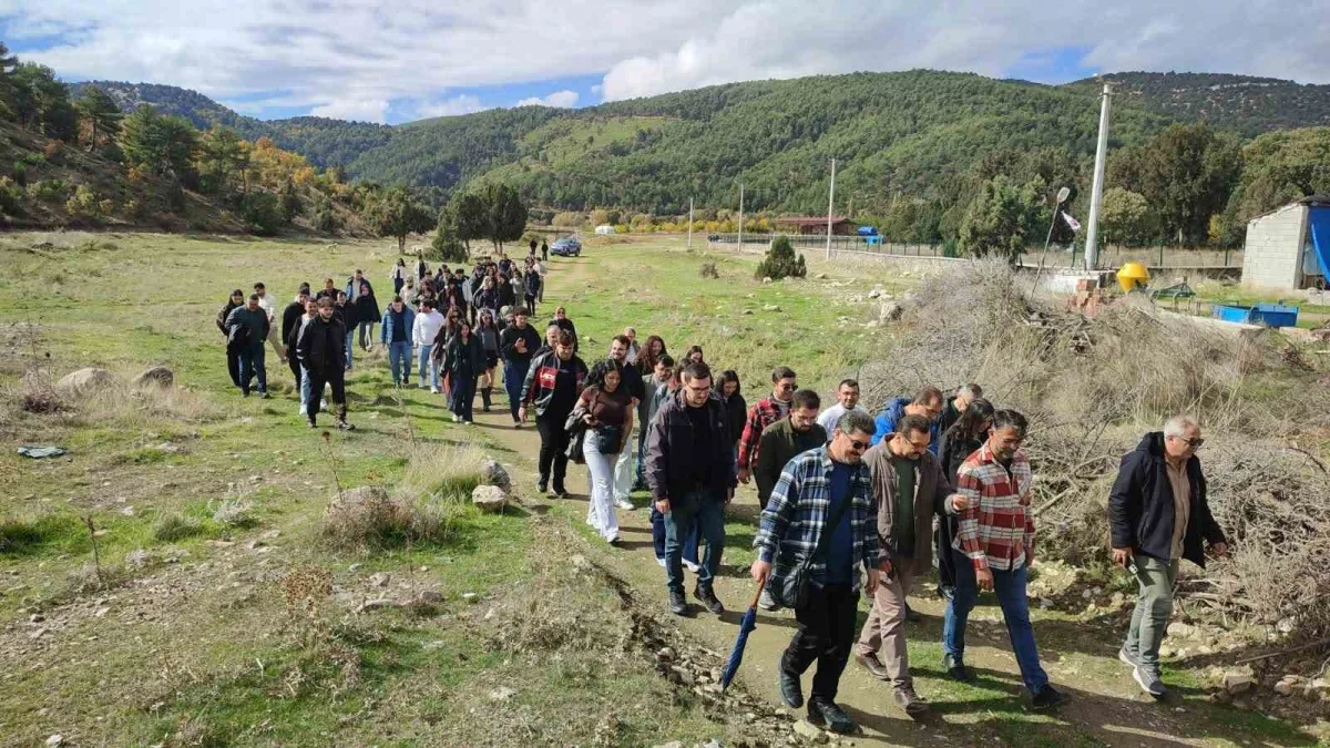 200 öğrenci 850 yıllık sırrı çözmek için savaş alanında ders işledi