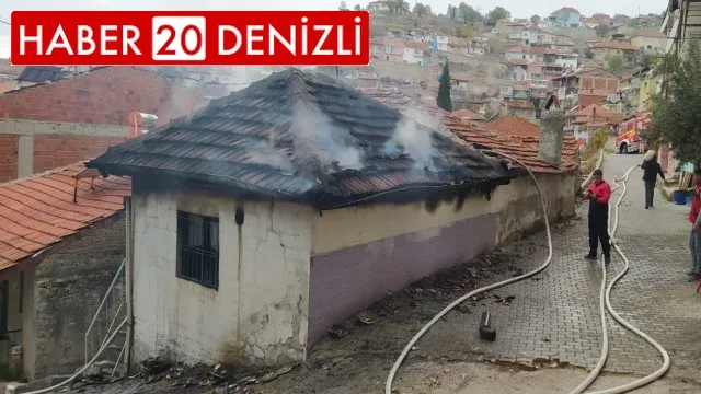 Soba bacasından çıkan yangın evi küle çevirdi