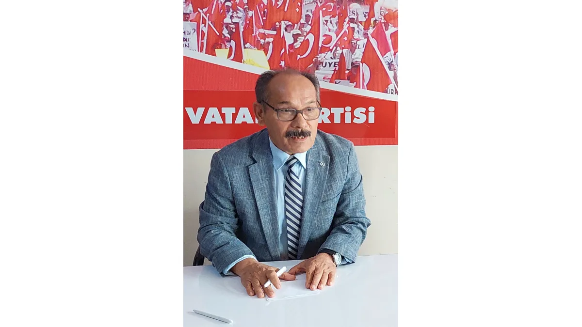 Vatan Partisi Denizli Il Baskanligi basin bulteni toplantisinda konusma yapan erkek.