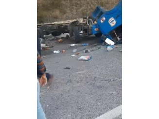 Yem yüklü tır ile kargo kamyonun çarpıştığı kazada sürücüler yaralandı